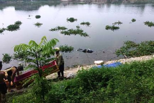 
Thi thể thanh niên trôi trên sông Đáy được người dân giữ lại báo cơ quan công an
