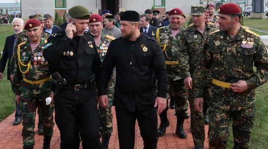 Lãnh đạo Cộng hòa Chechnya, ông Ramzan Kadyrov (giữa, đội mũ đen). Ảnh: RIA Novosti