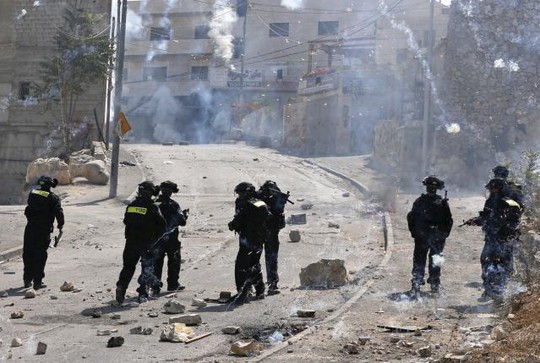 Cảnh sát Israel (ảnh dưới) và người biểu tình Palestine đụng độ ở Đông Jerusalem hôm 4-10. Ảnh: Reuters
