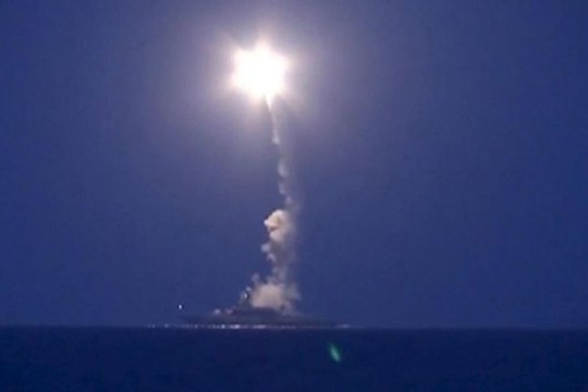 Tên lửa hành trình Nga bắn vào Syria từ một tàu chiến trên biển Caspian hôm 7-10. Ảnh: Reuters