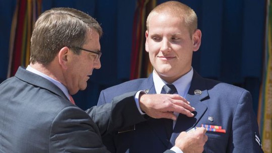 Anh Stone được Bộ trưởng Quốc phòng Mỹ John Carter trao Huy chương Dũng cảm. Ảnh: EPA