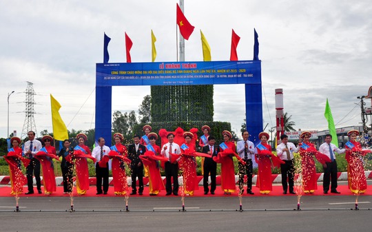 Lãnh đạo Bộ GTVT và lãnh đạo UBND tỉnh Quảng Ngãi cắt băng khánh thành dự án