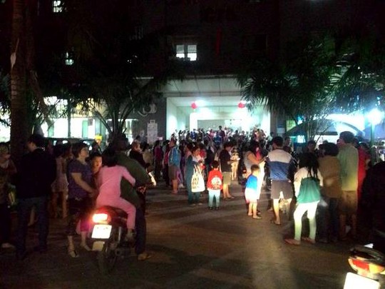 Vụ báo cháy giả tại tòa nhà CT5, khu đô thị Xa La khiến người dân nháo nhác phía sân trước tòa nhà - ảnh: Facebook