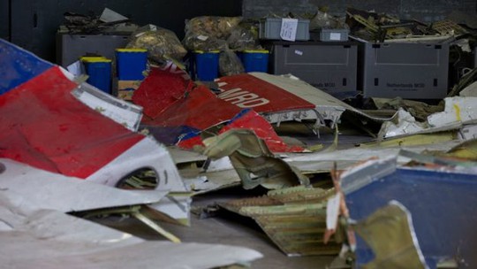 Một số mảnh vỡ của MH17 được phục hồi tại căn cứ không quân Gilze-Rijen. Ảnh: AP