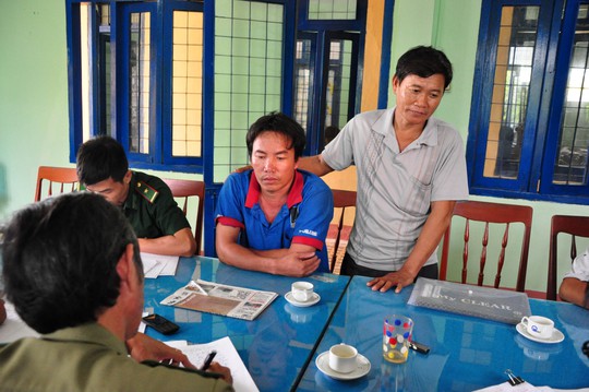 
Ngư dân Đặng Dũng (ngồi) cùng ngư dân Lê Khởi (đứng) làm việc với lực lượng chức năng Quảng Ngãi
