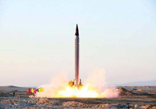 Iran thử tên lửa hôm 11-10. Ảnh: Reuters