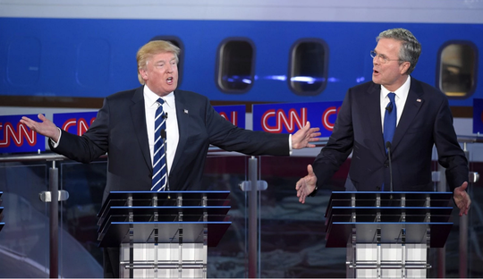 Ông Donald Trump (trái) và Jeb Bush trong cuộc tranh luận ngày 16-9 do đài CNN tổ chức. Ảnh: AP