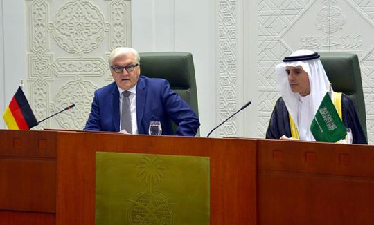 Ngoại trưởng Ả Rập Saudi Adel al-Jubeir (phải) ọp báo chung với người đồng cấp Đức Frank-Walter Steinmeier (trái) tại thủ đô Riyadh hôm 19-10. Ảnh: SPA
