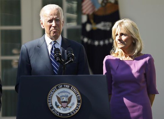 Phó Tổng thống Mỹ Joe Biden và phu nhân tại Vườn Hồng ở Nhà Trắng hôm 21-10. Ảnh: Reuters