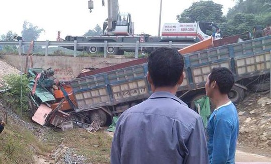 
Hiện trường vụ tai nạn trên cao tốc Nội Bài - Lào Cai
