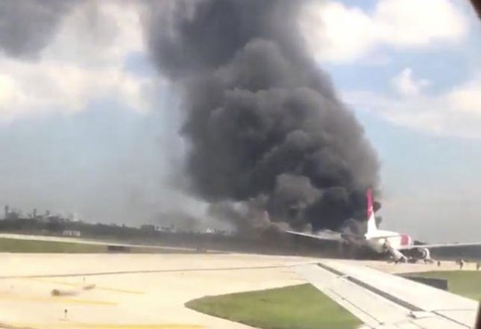 Máy bay bốc cháy tại sân bay ở TP Fort Lauderdale, bang Florida – Mỹ hôm 29-10. Ảnh: Reuters