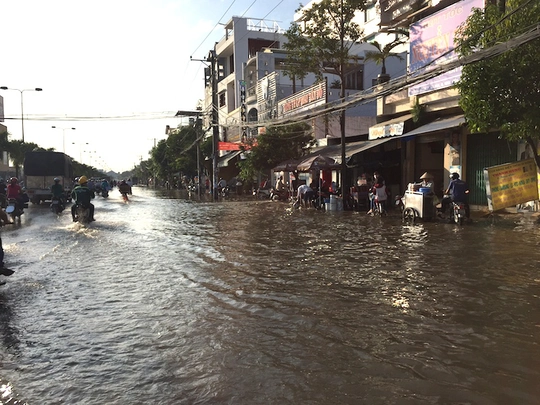 
Triều cường gây ngập đường Mậu Thân
