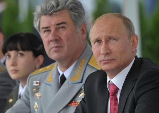 Thượng tướng Viktor Bondarev (giữa) dự khán một màn trình diễn máy bay ở ngoại ô thủ đô Moscow năm 2012. Ảnh: Reuters