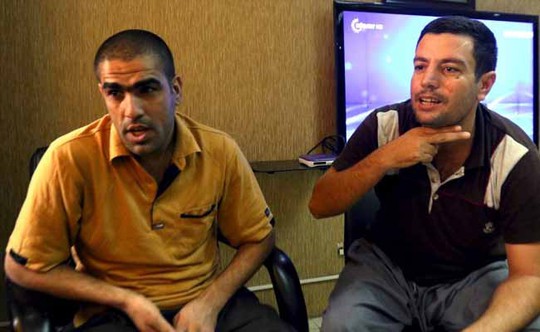 
Mohammed Abd Ahmed (phải) và Ahmed Mahmoud Mustafa,

2 trong số 69 con tin được cứu sống. Ảnh: Reuters
