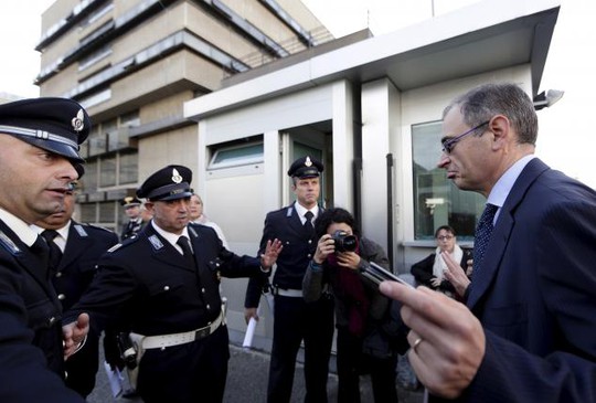 Luật sư của Salvatore Buzzi (phải) đến tòa án trước phiên xử Mafia thủ đô hôm 5-11. Ảnh: Reuters