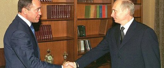 Tổng thống Putin (phải) bắt tay ông Lesinkhi ông đang làm Bộ trưởng Bộ Báo chí và Truyền thông đại chúng Nga. Ảnh: kremlin.ru