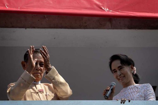 Bà Aung San Suu Kyi (phải) và đồng sáng lập Tin Oo của NLD tại TP Yangon hôm 9-11. Ảnh: Straits Times