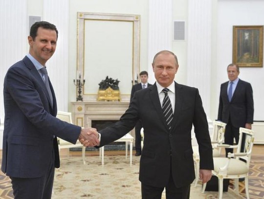 
Tổng thống Putin (phải) bắt tay Tổng thống Syria Bashar al-Assad tại Điện Kremlin ngày 20-10. Ảnh: Reuters
