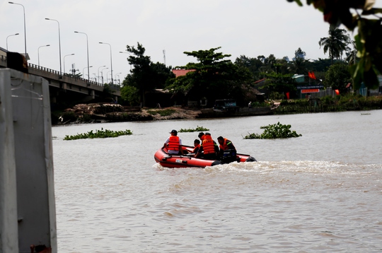 
Nước sông chảy xiết, lực lượng cứu nạn cứu hộ tìm kiếm hơn 10 giờ vẫn chưa thấy nạn nhân
