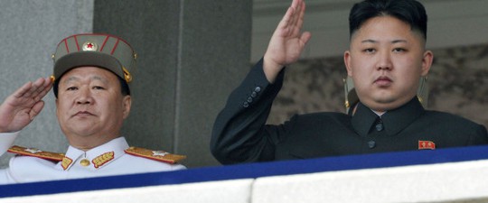 Ông Choe Ryong-hae (trái) và lãnh đạo Kim Jong-un. Ảnh: AP