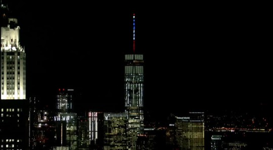 
Ngọn tháp Tung tâm Thương mại Thế giới thắp sáng đèn hình lá cờ Pháp

để bày tỏ sự đồng cảm với Paris. Ảnh: CNBC
