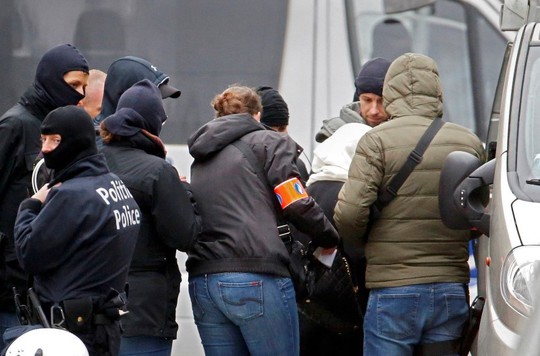 
Cảnh sát Bỉ tìm kiếm nghi phạm liên quan đến vụ khủng bố ở Paris tại khu vực Molenbeek,

ngoại ô thủ đô Brussels. Ảnh: Reuters
