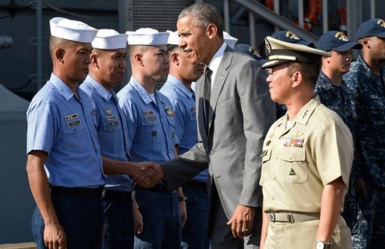 Tổng thống Obama (thứ 2 từ phải qua) thăm thủy thủ đoàn tàu BRP Gregorio del Pilar. Ảnh: AP