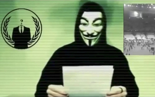 Một thành viên Anonymous trong đoạn video tuyên chiến IS hôm 16-11. Ảnh: REUTERS