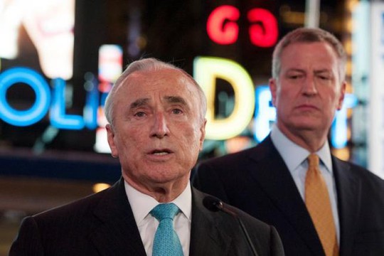 Thị Trưởng New York Bill de Blasio (phải) và Ủy viên cảnh sát William Bratton. Ảnh: Reuters