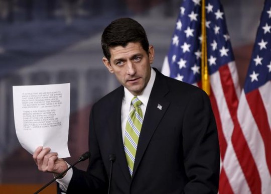 Chủ tịch Hạ viên Mỹ Paul Ryan tuyên bố thông qua dự luật cấm tiếp nhận người tị nạn Syria. Ảnh: Reuters