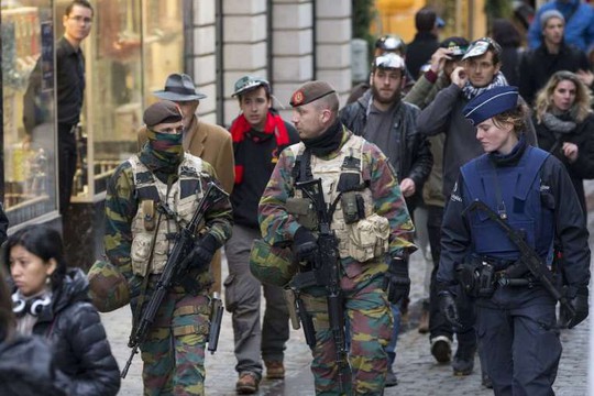 Cảnh sát và binh sĩ Bỉ tuần tra thủ đô Brussels hôm 20-11. Ảnh: Reuters