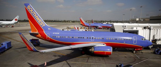 
Máy bay của Southwest Airlines đậu tại sân bay TP Los Angeles hôm 22-11. Ảnh: Reuters
