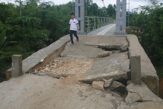 
Trong khi đó, ông Nguyễn Duy, Trưởng phòng Điều hành dự án của Ban Quản lý Dự án công trình giao thông, Sở GTVT tỉnh Quảng Nam - đơn vị được chủ đầu tư thuê lại để quản lý, giám sát công trình đỗ lỗi do mưa gió và công tác giải phóng mặt bằng của địa phương không triệt để nên... đọng nước.
