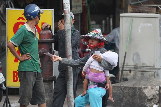 
Một chiêu trò khác là thường ẵm theo một em bé đang ngủ. Quái lạ là dù người mẹ này đi lại rất nhiều nhưng em bé vẫn ngủ rất say (?)
