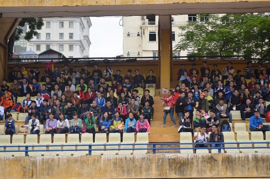 
Chiều ngày 26-11, tại Sân vận động Hàng Đẫy hàng ngàn khán giả đến cổ vũ cho trận bóng đá giao hữu giữa đội “Ngôi sao” và đội sinh viên trường Đại học Giao thông Vận tải Hà Nội để ủng hộ bình đẳng giới, bảo vệ quyền lợi cho phụ nữ và trẻ em tại Việt Nam, nâng cao nhận thức của cộng đồng về vấn đề này
