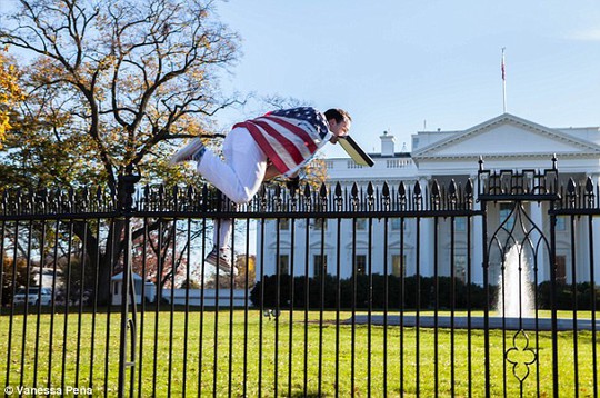 Ông Caputo nhảy qua hàng rào Nhà Trắng hôm 26-11. Ảnh: Daily Mail