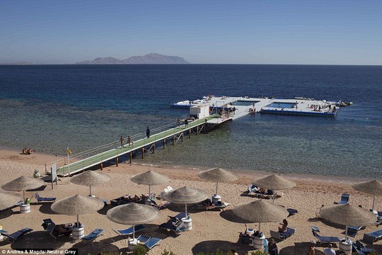 Một hồ bơi nhân tạo ở Sharm El Sheikh chỉ lác đác vài người tới tham quan