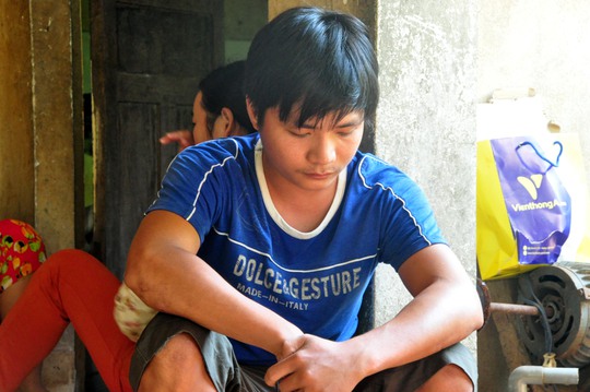 
Anh Trương Đình Huynh (con trai cả của ngư dân Trương Đình Bảy) ngồi ủ dột khi hay tin cha bị bắn
