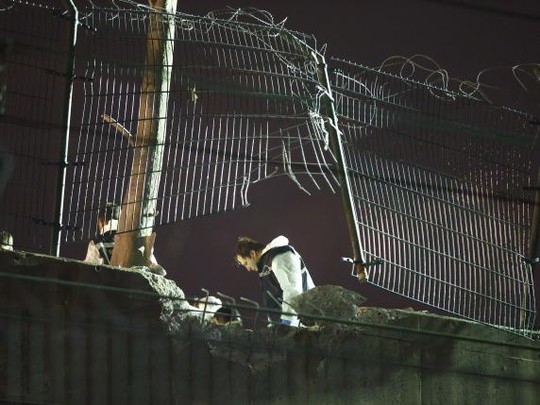 Vụ nổ khiến một mảng rào chắn bị đục thủng nhưng không làm sập cầu vượt. Ảnh: Reuters