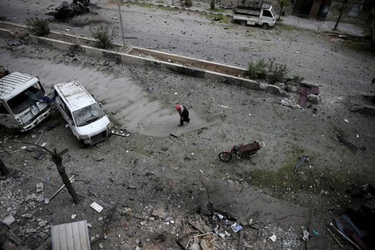 Khu phố Douma của thủ đô Damascus - Syria bị tàn phá sau một cuộc không kích của lực lượng ủng hộ TT Assad hồi tháng trước. Ảnh: Reuters