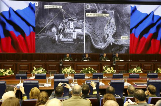 Các quan chức Bộ Quốc phòng Nga họp báo vụ Thổ Nhĩ Kỳ buôn dầu với IS tại Moscow hôm 2-12. Ảnh: Reuters