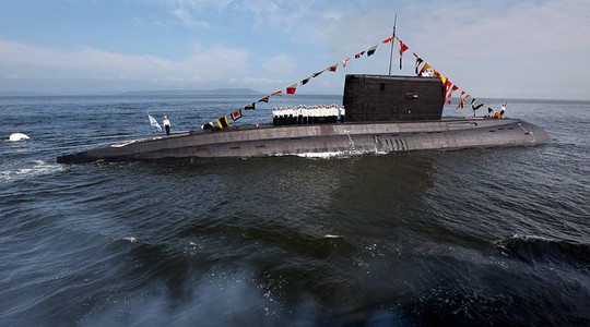 Lần đầu tiên Nga tấn công IS bằng tên lửa phóng từ tàu ngầm kể từ ngày 30-9. Ảnh: Sputnik