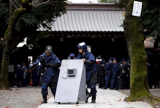 Đội phá bom làm việc tại hiện trường vụ nổ đền Yasukuni hôm 23-11. Ảnh: Reuters