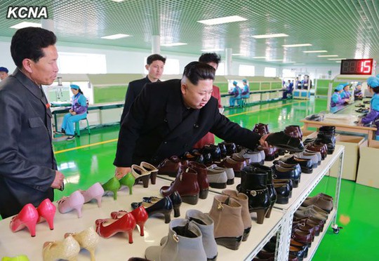 Ông Kim Jong-un trong một lần thăm nhà máy đóng giày ở TP Wonsan. Ảnh: KCNA