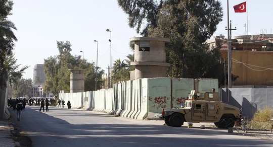Lực lượng an ninh Iraq gác bên ngoài Đại sứ quán Thổ Nhĩ Kỳ tại Baghdad. Ảnh: AP