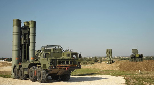 Tên lửa S-400 của Nga được vận chuyển tới căn cứ không quân Hmeymim để chuẩn bị chiến dịch không kích ở Syria. Ảnh: Sputnik