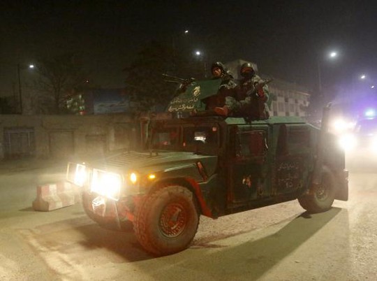 Lực lượng an ninh Afghanistan được điều tới hiện trường Đại sứ quán Tây Ban Nha ở Kabul tối 11-12. Ảnh: Reuters