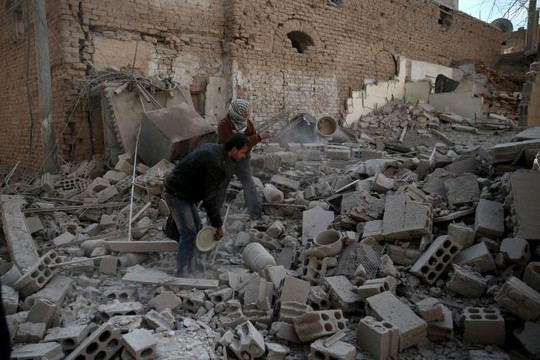 Thị trấn Douma bị tấn công hôm 13-12. Ảnh: Reuters