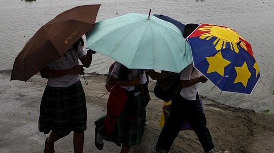 750.000 người dân ở 3 tỉnh miền Trung được sơ tán đến nơi an toàn. Ảnh: Reuters