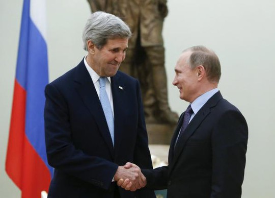 Ngoại trưởng Mỹ John Kerry (trái) gặp Tổng thống Nga Vladimir Putin tại Điện Kremlin hôm 15-12. Ảnh: Reuters